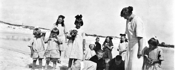 Barnehjemsbarn på tur vest på Karmøy i 1924. Foto: Riksarkivet