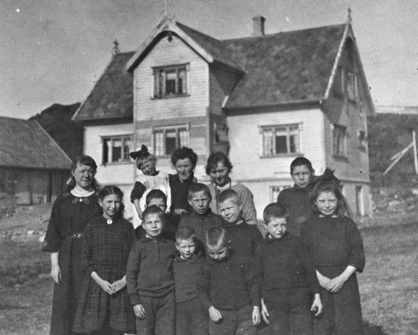 Barn foran Jacob Wallnums nyåpnede barnehjem i Kopervik i 1922